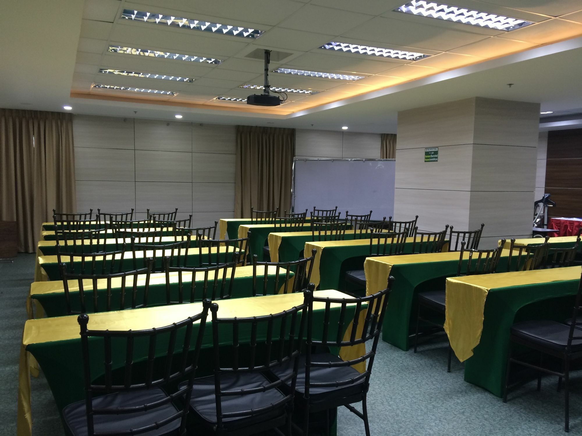 Eurotel Vivaldi Araneta Cidade Quezon Exterior foto